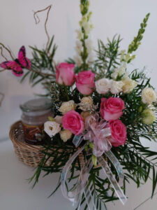 Home sweet home-Candle with fresh flowers