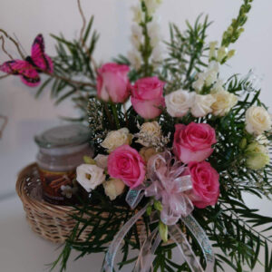 Home sweet home-Candle with fresh flowers